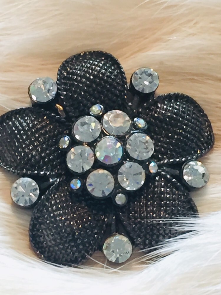 Vintage Alte Brosche Aus Omas Schmuckschatulle von LePetitVillageDE