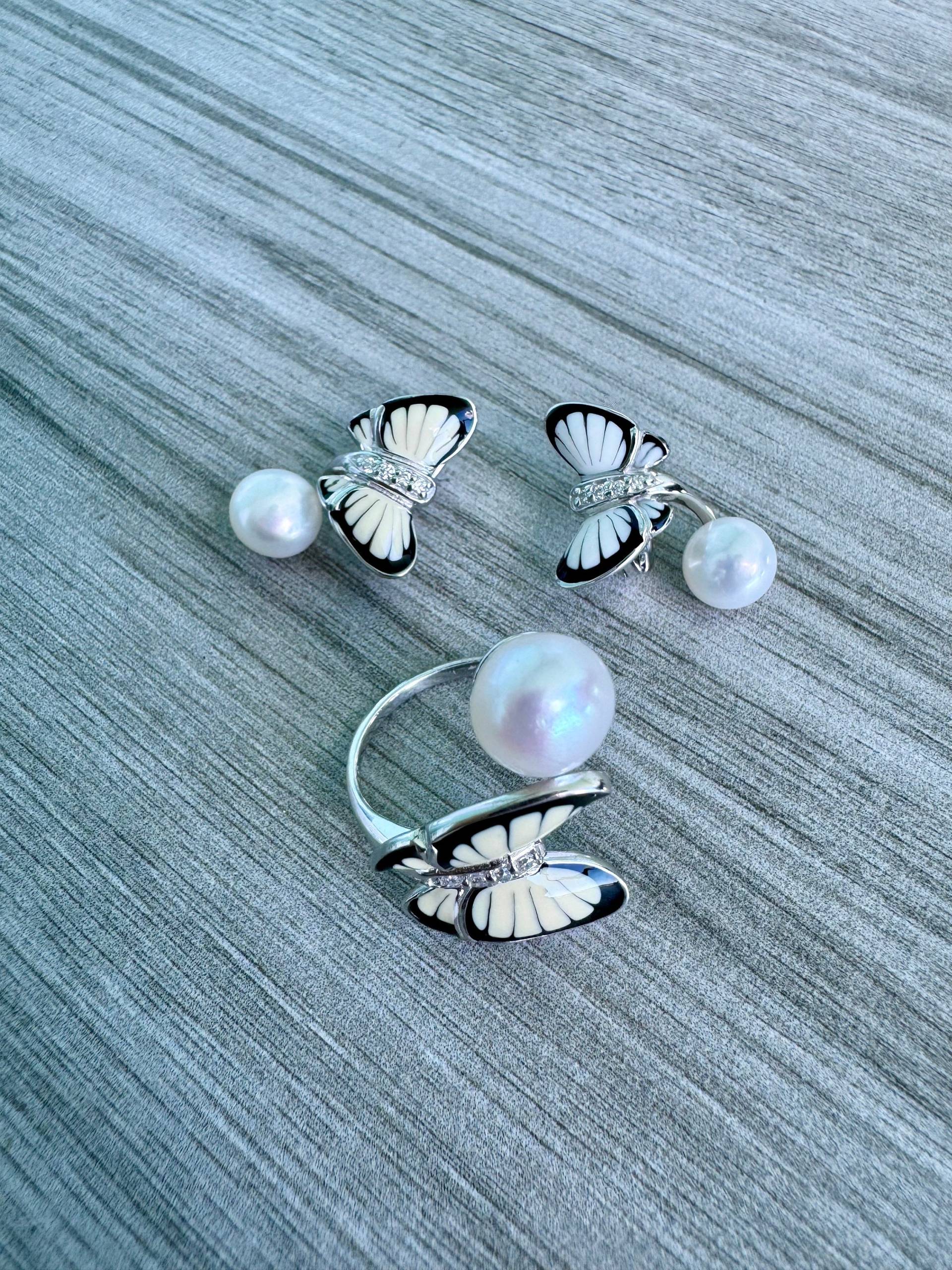 Emaille Schmetterling Und Perle Ring & Ohrringe Set Emaille Schmetterling Und Perle Ring & Ohrringe Set von LePrecieuxJewelry
