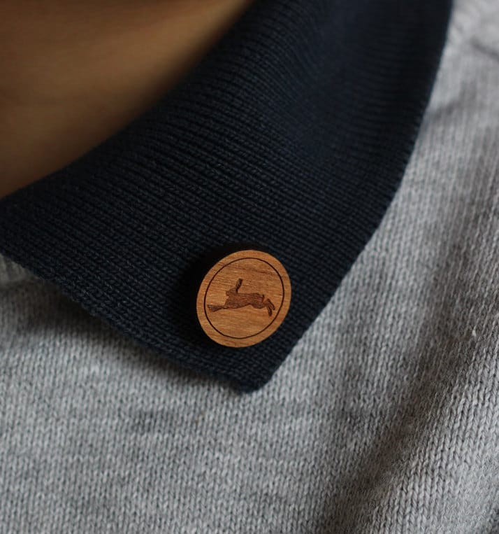 Holzstache Mit Eingelegten Hasen , Natural Wood Broch Holzstache Mit Eingelegten Hasen , Natural Wood Broch von LeRecreShopDelfie