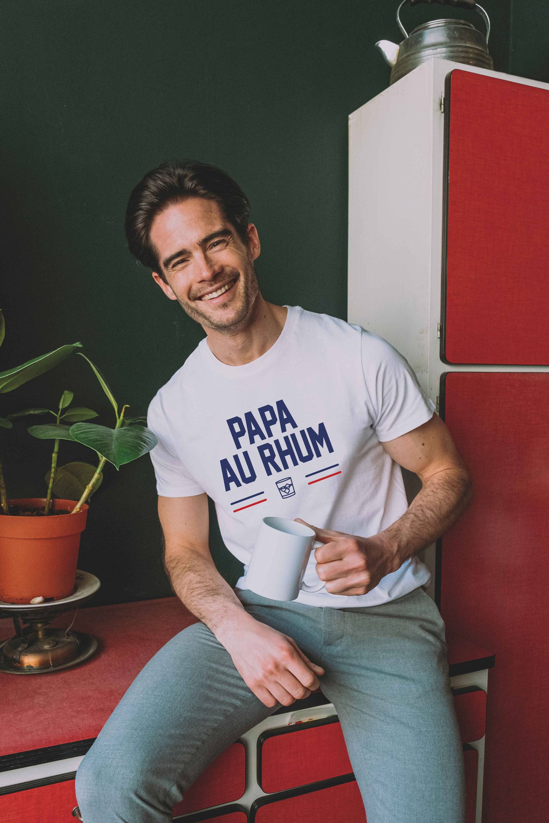 Humorvolles Herren-T-Shirt „Papa Mit Rum" - Humorvolles Geschenk Originelles Papa-Geschenk Lustig Humorvolles Herren-T-Shirt „Papa Mit Rum" - Humorvolles Geschenk Originelles Papa-Geschenk Lustig von LeRoiduTshirt
