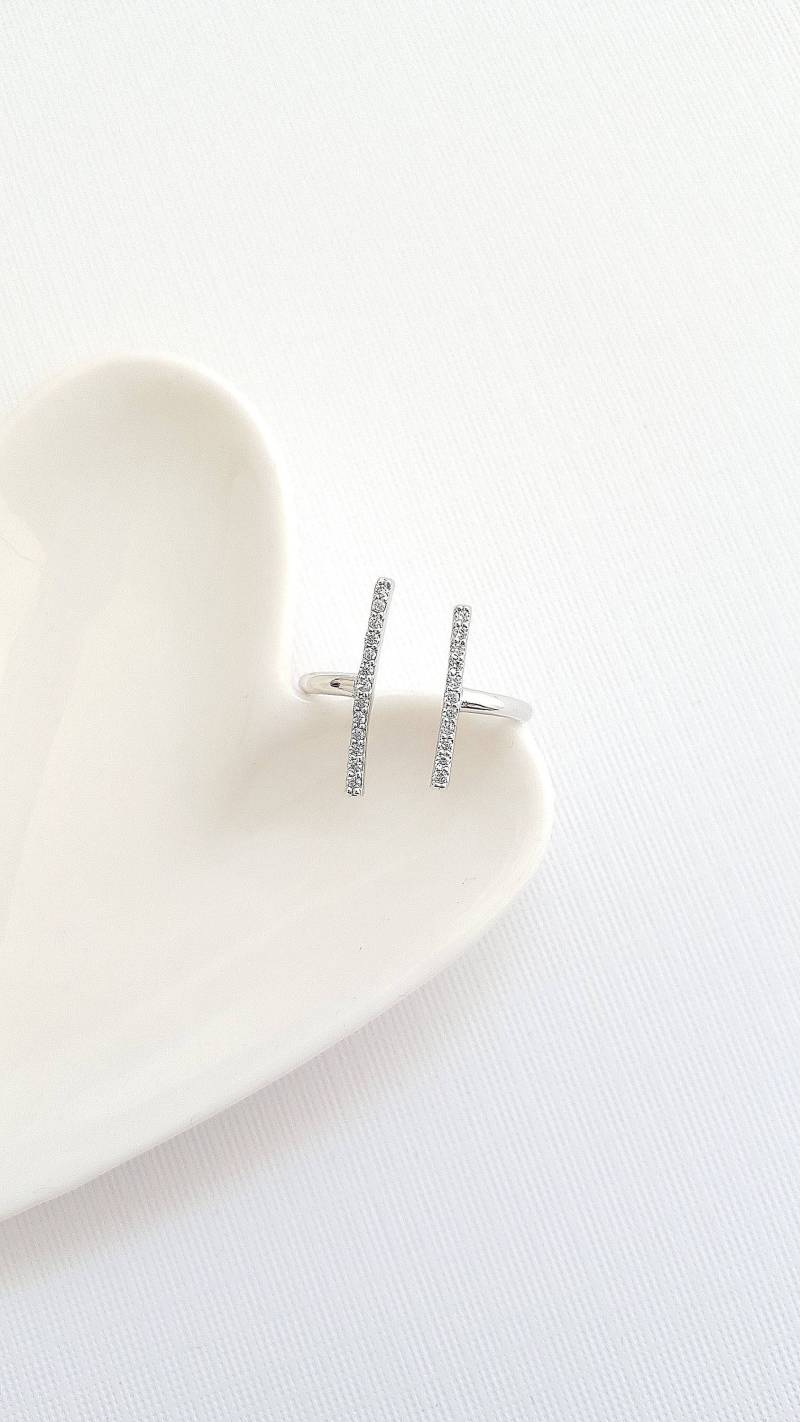 Versilberter Paveed Bar Ring Verstellbarer Cubic Zirkonia von LeSacandChic