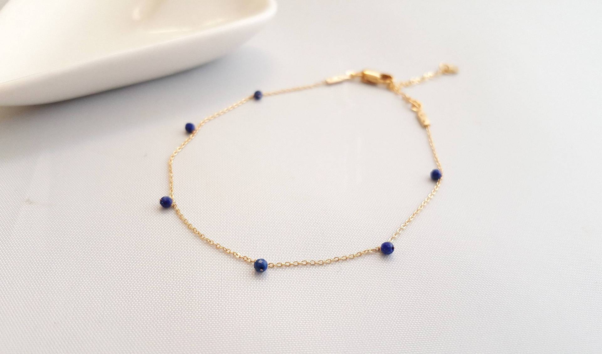 Lapis Lazuli Gold Armband Minimalist Blau Perlenkette Lapis Lazuli Gold Armband Minimalist Blau Perlenkette von LeSacandChic