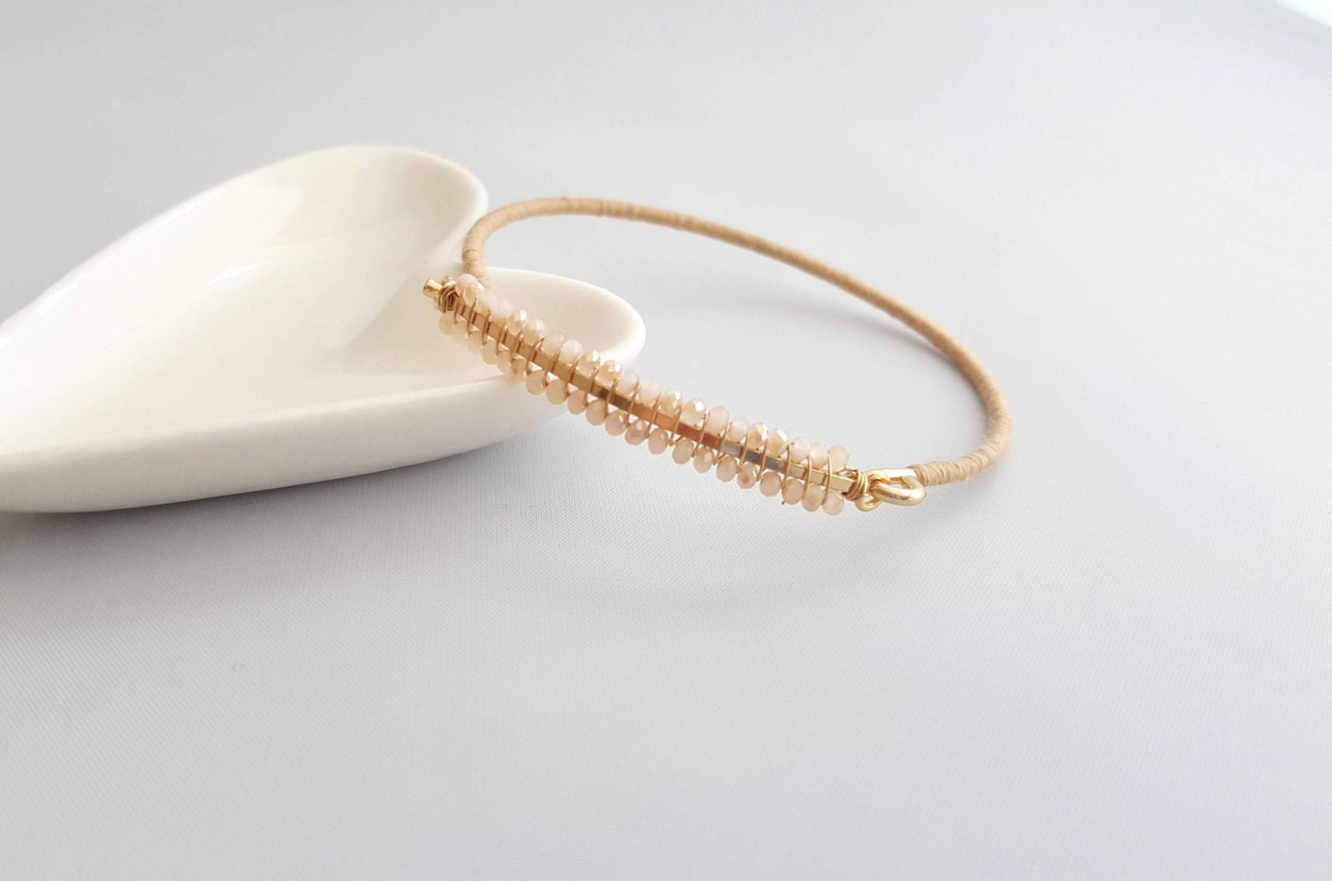 Süsses Perlenarmband in Taupe Boho Armreif, 22cm Süsses Perlenarmband in Taupe Boho Armreif, 22cm von LeSacandChic