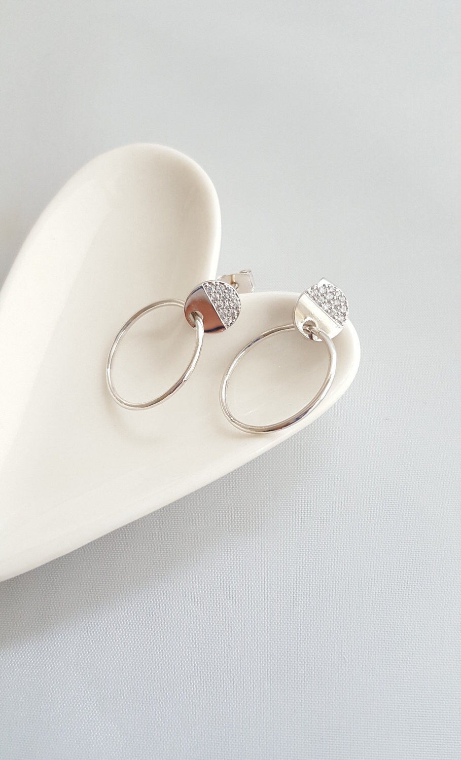 Versilberte Cubic Zirkonia Creolen Geo Kreis Tropfen Versilberte Cubic Zirkonia Creolen Geo Kreis Tropfen von LeSacandChic