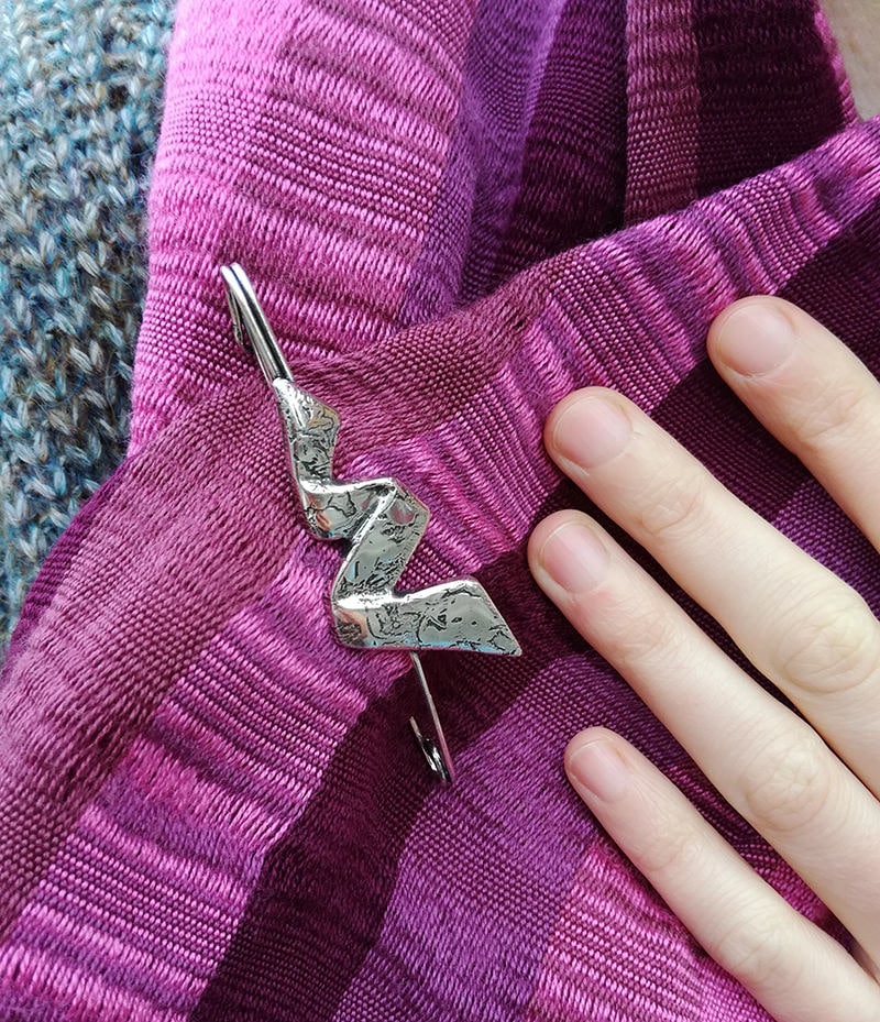 Drapierte Moderne Zickzack-Sicherheitsnadel Im Art-Deco-stil Aus Graviertem Und Silbernem Messing, Accessoire Für Hüte Schals, Boho-Brosche von LeSauleRieur