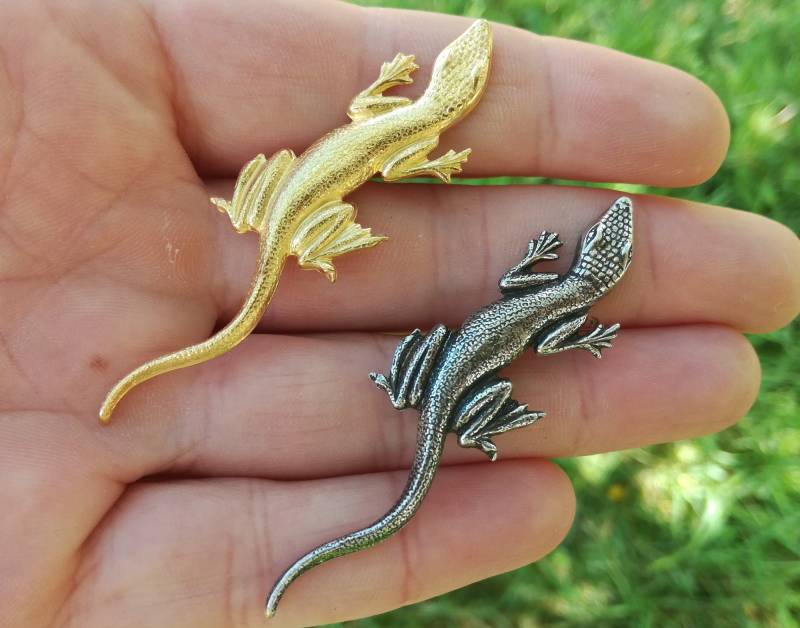 Eidechsen-Brosche in Silber Oder Goldmessing, Reptilien-Brosche, Jugendstil-Eidechsen-Brosche, Salamander-Accessoire, Goldene Eidechsen-Brosche in Silber Oder Goldmessing, Reptilien-Brosche, Jugendstil-Eidechsen-Brosche, Salamander-Accessoire, Goldene von LeSauleRieur