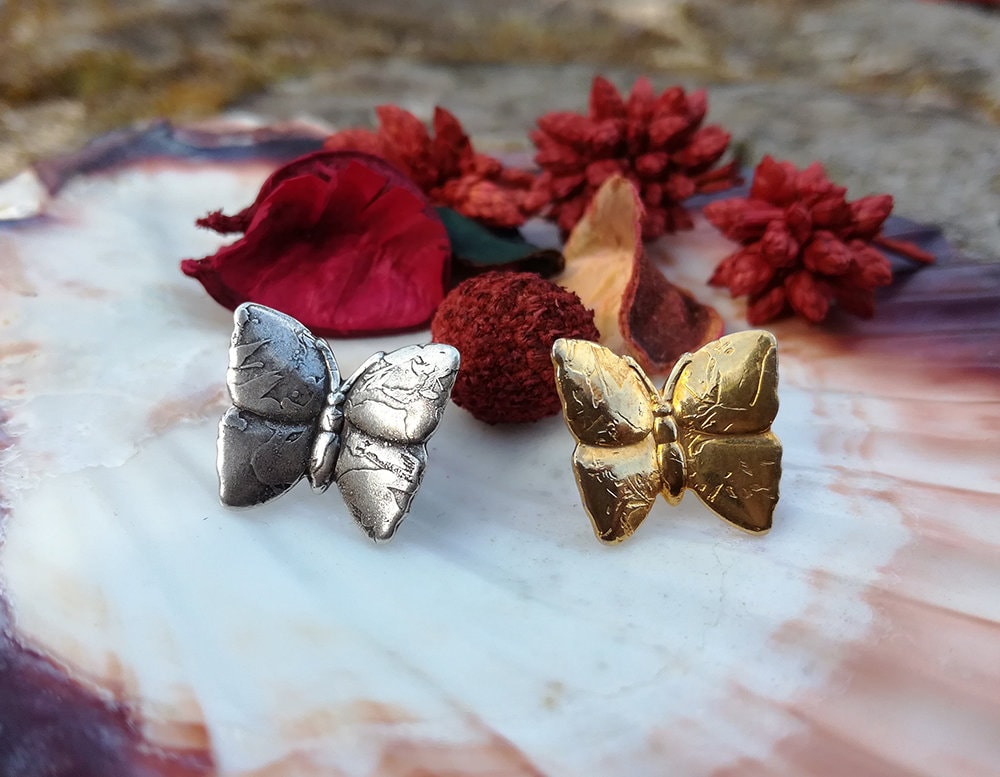 Gravierte Schmetterlingsnadel Aus Versilbertem Oder Vergoldetem Messing, Kleine Jugendstil Schmetterlingsbrosche, Boho Floral Spring, Hutaccessoire von LeSauleRieur