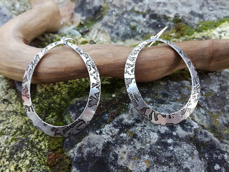 Große, Leichte Creolen Aus Graviertem Und Silbernem Messing Mit Massiven Silberverschlüssen Im Bohemian-Boho-Hippie-Ethno-stil von LeSauleRieur