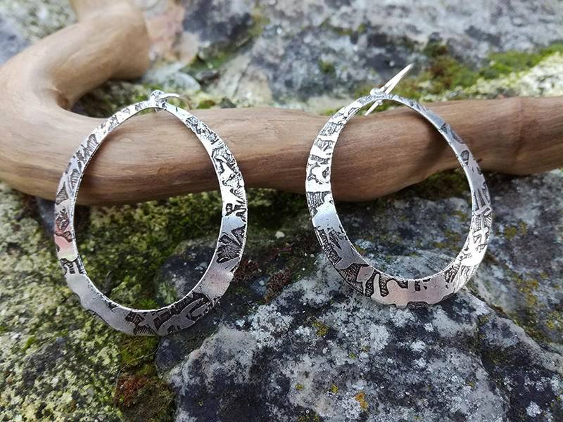 Große, Leichte Creolen Aus Graviertem Und Silbernem Messing Mit Massiven Silberverschlüssen Im Bohemian-Boho-Hippie-Ethno-stil von LeSauleRieur