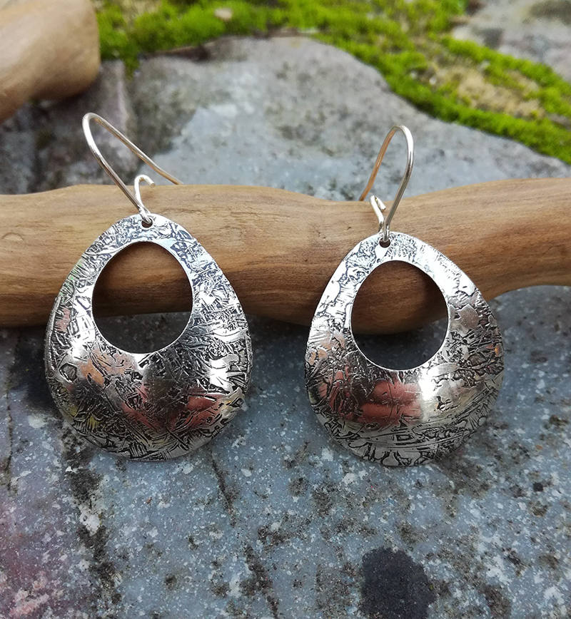 Hübsche Gewölbte Creolen Aus Graviertem Messing Und Silber Im Bohemian-stil Mit Massiven Silberverschlüssen, Hippie-Chic, Ethno von LeSauleRieur