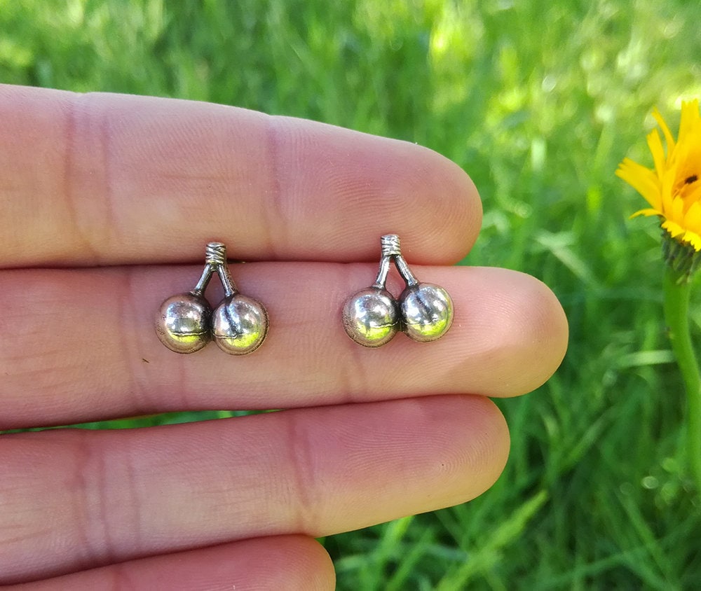 Kirsch-Ohrstecker Aus Silbernem Messing Auf Sterling-Silber-Stiel, Obst-Ohrringe, 50Er-Jahre-Revival, Rockabilly, Frühlings-Boho-Kirschen von LeSauleRieur