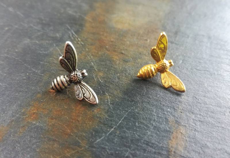 Kleine Bienennadel in Silber Oder Gold Messing, Hummel Insekten Brosche, Imker Bienenstock Jugendstil Biene, Fliegendes Insekt Kleine Bienennadel in Silber Oder Gold Messing, Hummel Insekten Brosche, Imker Bienenstock Jugendstil Biene, Fliegendes Insekt von LeSauleRieur