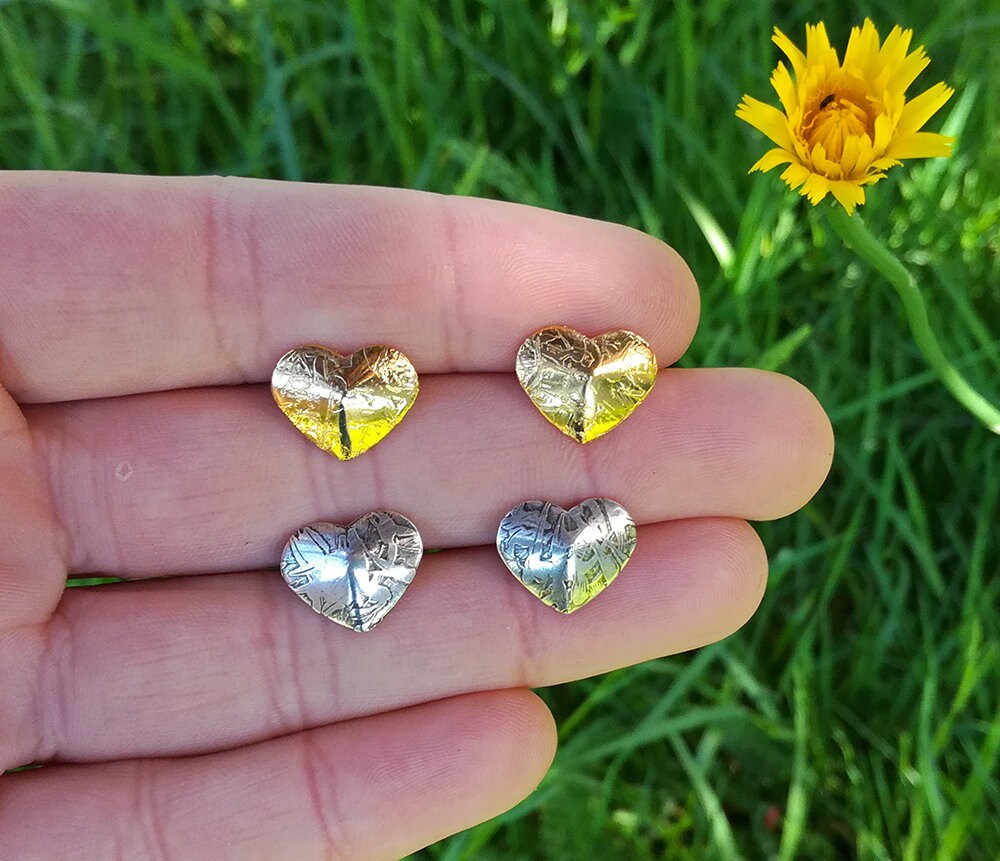 Kleine Herz-Ohrringe, Ohrstecker Aus Graviertem Und Versilbertem Messing Oder Vergoldetem Feingold Auf Einem Stiel Sterlingsilber, Moderner Chic von LeSauleRieur