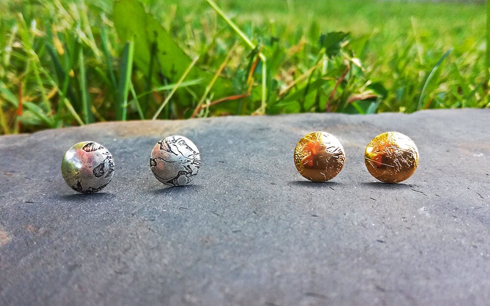 Kleine Ohrstecker Aus Graviertem Messing Und Silber Oder Vergoldet, Graviert, Rund, Gewölbt, Klassisch, Retro von LeSauleRieur