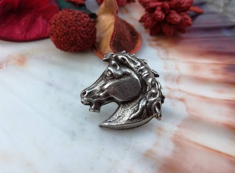 Kleine Pferdekopf-Brosche Aus Silbernem Messing, Reiter-Brosche, Natur-Tier-Anstecknadel, Jugendstil-Boho-Reiten Kleine Pferdekopf-Brosche Aus Silbernem Messing, Reiter-Brosche, Natur-Tier-Anstecknadel, Jugendstil-Boho-Reiten von LeSauleRieur