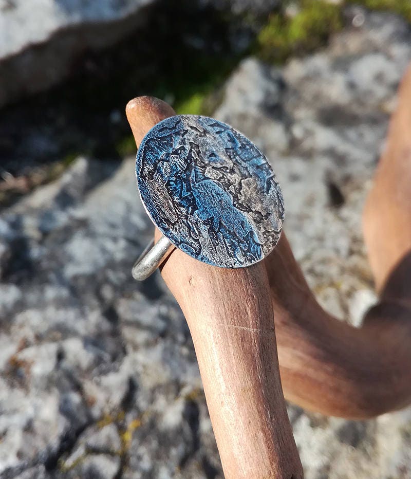 Kleiner Runder Gehämmerter Und Geätzter Messingring Mit Einem 925Er Silberring, Moderner Kreisring von LeSauleRieur