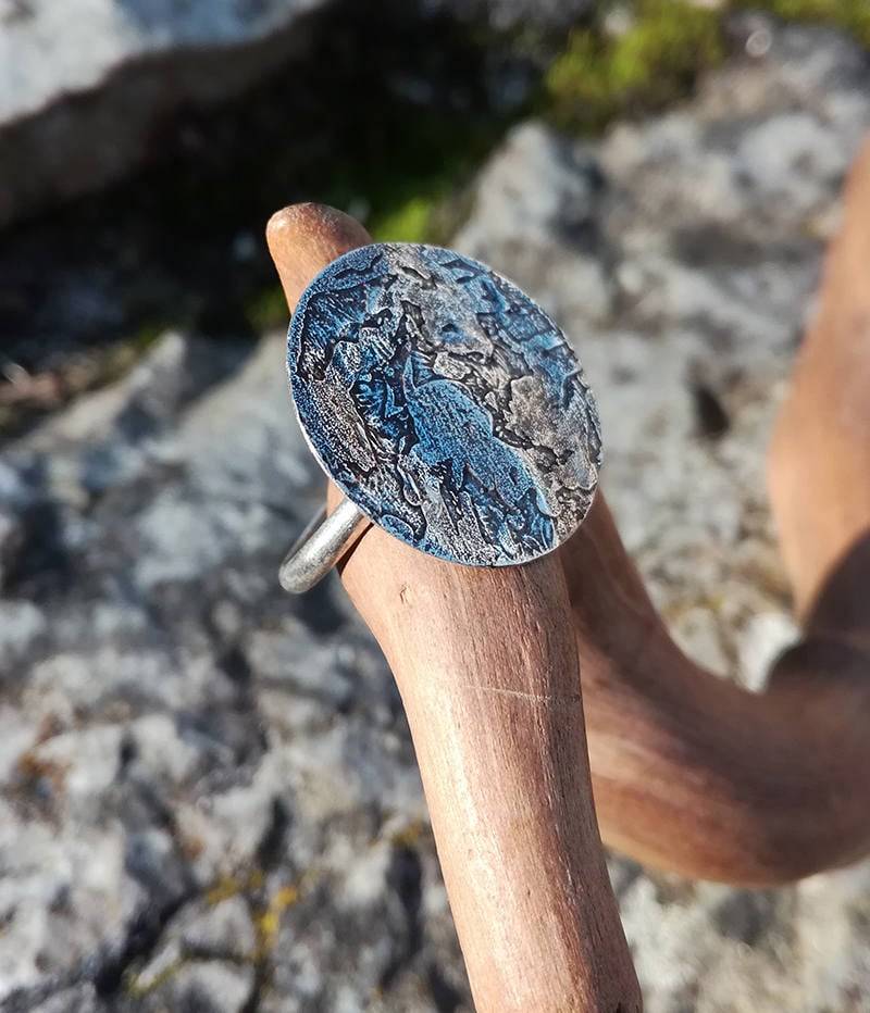 Kleiner Runder Gehämmerter Und Geätzter Messingring Mit Einem 925Er Silberring, Moderner Kreisring von LeSauleRieur