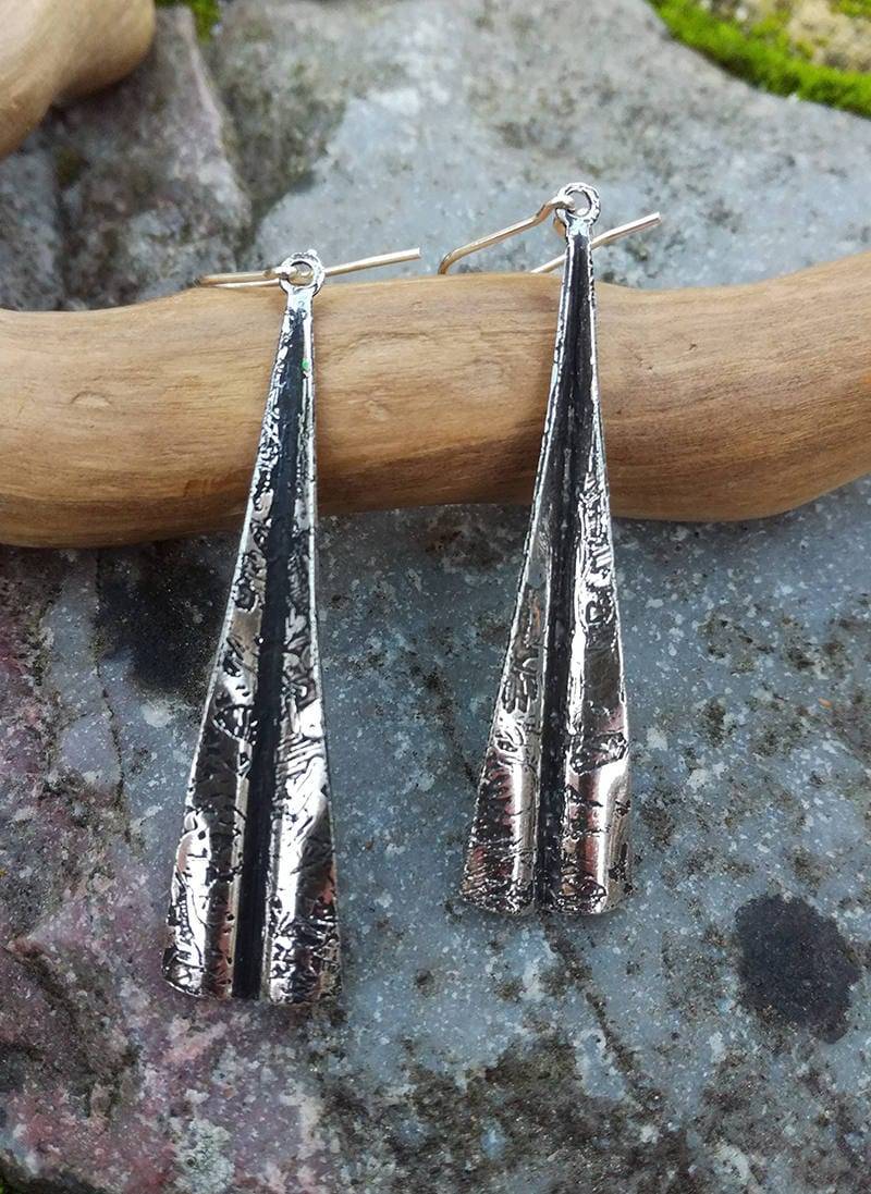 Lange Und Schicke, Gebogene Ohrringe Aus Graviertem Silbernem Messing Mit Massiven Silberverschlüssen, Retro - Eleganter Stil Lange Und Schicke, Gebogene Ohrringe Aus Graviertem Silbernem Messing Mit Massiven Silberverschlüssen, Retro - Eleganter Stil von LeSauleRieur