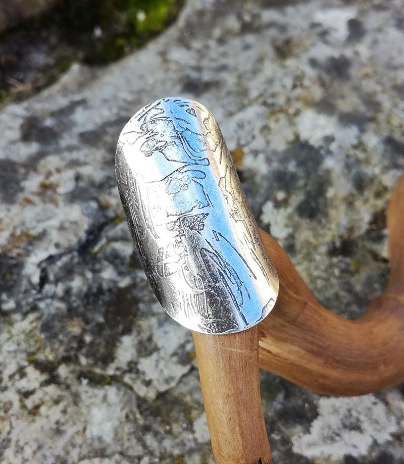Langer Ovaler Ring Aus Silber Mit Gravur, Moderner Boho-Ring, Langer Handgefertigter Ring, Großer Femininer Und Maskuliner Einzigartige Gravur von LeSauleRieur