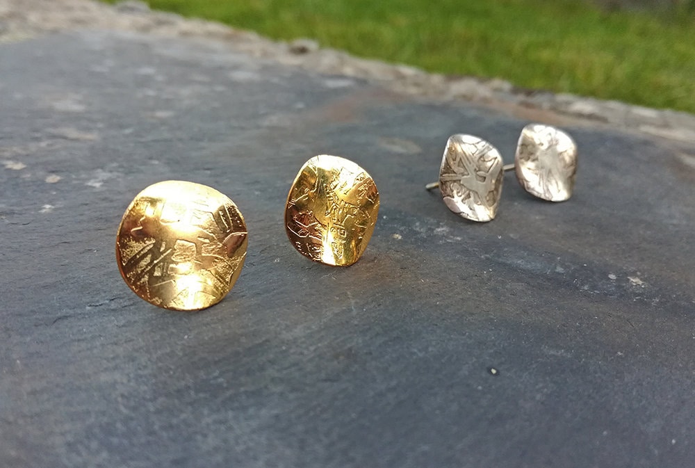 Gravierte Und Versilberte Oder Vergoldete Messingohrstecker, Original Gewellte Rundungen, Schicke, Leichte, Moderne Boho-Ohrringe von LeSauleRieur