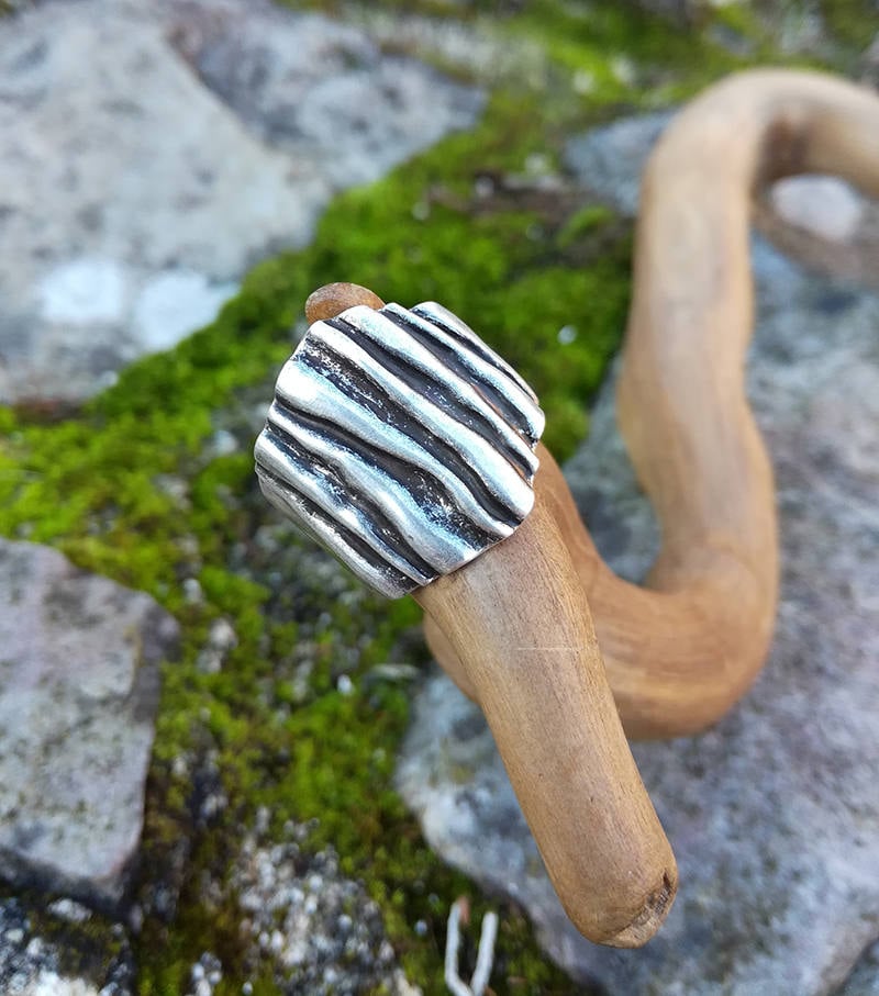 Rhombus Plissee Effekt Ring, Silber Messing, Sterling Silberring, Männlicher Original Art-Deco-Ring, Stilisierter Moderner Ring von LeSauleRieur