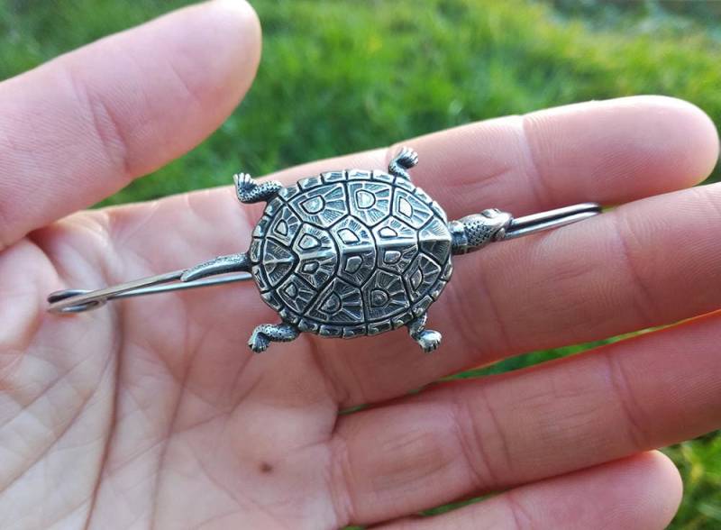 Schildkröten-Sicherheitsnadel, Silbermessing, Meerestier-Brosche, Meeres - Und Landschildkröte, Original Boho, Hüte Schals-Accessoire Schildkröten-Sicherheitsnadel, Silbermessing, Meerestier-Brosche, Meeres - Und Landschildkröte, Original Boho, Hüte Schals-Accessoire von LeSauleRieur