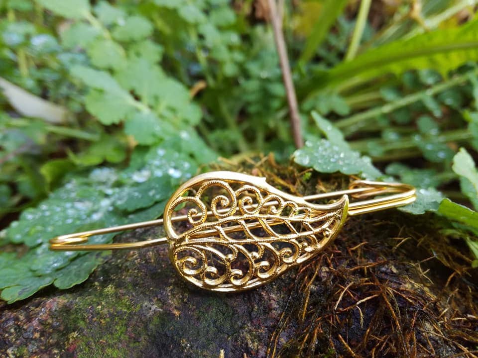 Sicherheitsnadel Aus Versilbertem Messing Mit Durchbrochener Filigranarbeit Und Blättern, Mittelalter Steampunk Retro, Hut - Schal-Accessoire von LeSauleRieur