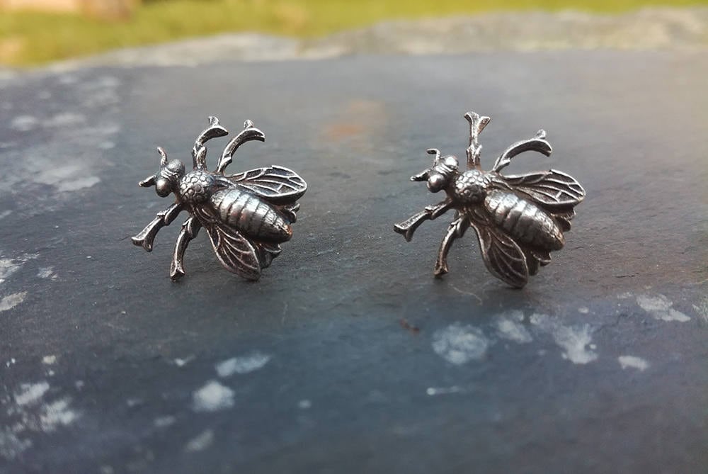 Silberne Messing-Fliegen-Ohrstecker, Massive Silber-Ohrstecker, Insekten-Ohrringe, Halloween Makabre Gothic Tiere von LeSauleRieur