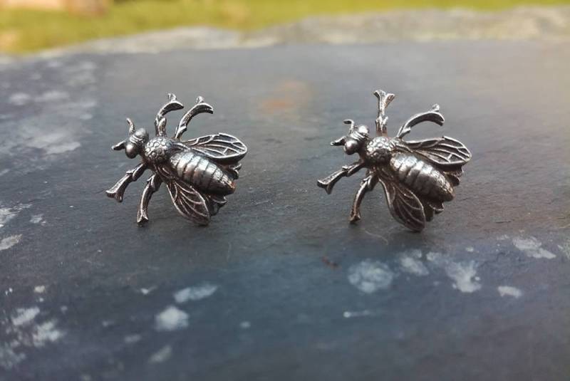 Silberne Messing-Fliegen-Ohrstecker, Massive Silber-Ohrstecker, Insekten-Ohrringe, Halloween Makabre Gothic Tiere Silberne Messing-Fliegen-Ohrstecker, Massive Silber-Ohrstecker, Insekten-Ohrringe, Halloween Makabre Gothic Tiere von LeSauleRieur