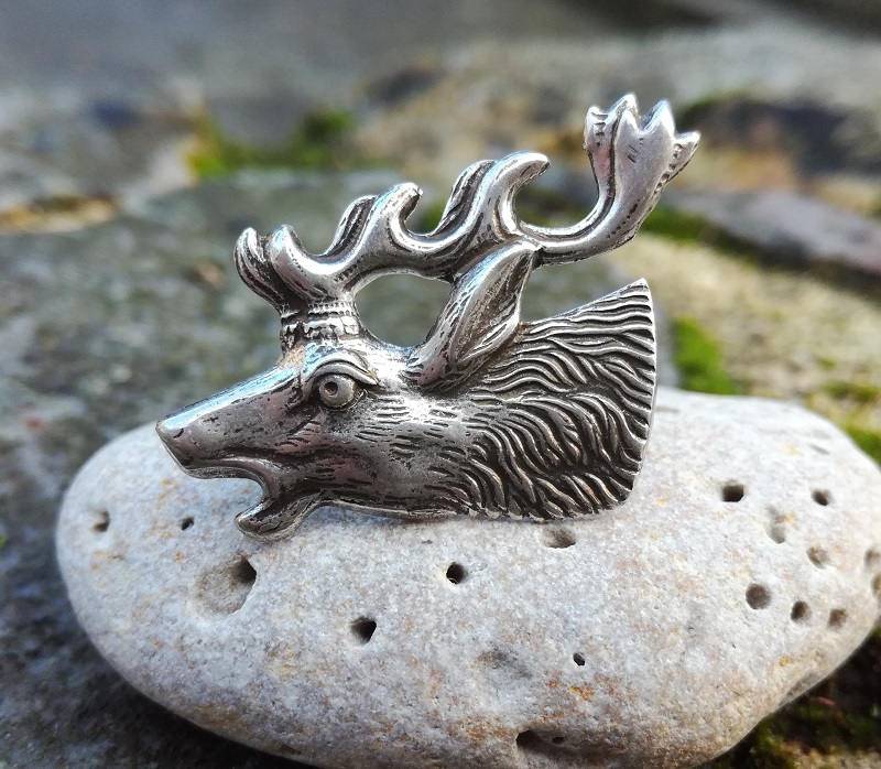 Silberne Messing Hirsch Brosche, Jugendstil Tierwald, Hirschkopf, Hirschgeweih, Reh Symbol Natur Kinder Brosche von LeSauleRieur