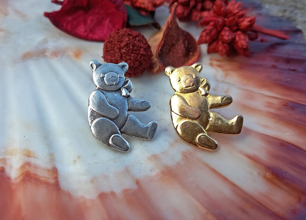 Teddybär-Anstecknadel Aus Versilbertem Oder Vergoldetem Messing, Kleine Bärenbrosche, Kinderplüschbrosche, Naturtierbrosche von LeSauleRieur