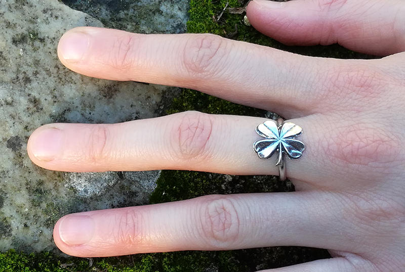 Vierblättriger Kleeblattring Aus Silbermessing Mit Einem Ring Sterlingsilber, Boho-Jugendstil-Naturblattring von LeSauleRieur