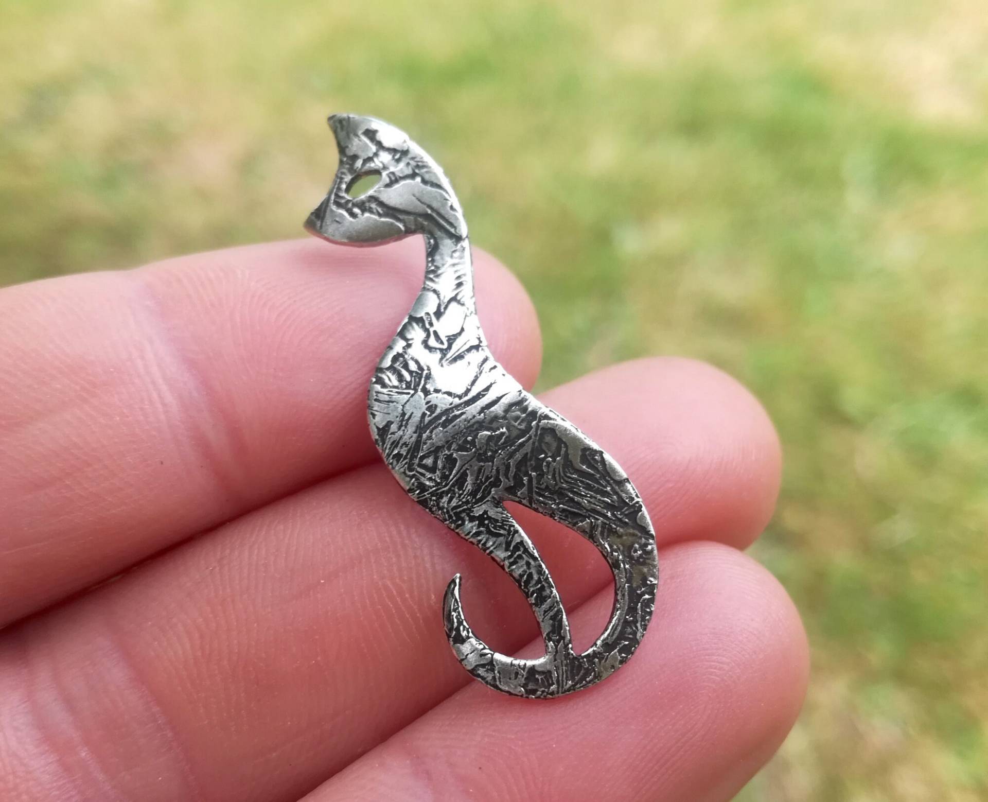 stilisierte Katzenbrosche Aus Graviertem Und Versilbertem Messing, Tierbrosche, Elegante Retro-Anstecker Boho Natur Feline Art Deco Vintage Katze von LeSauleRieur