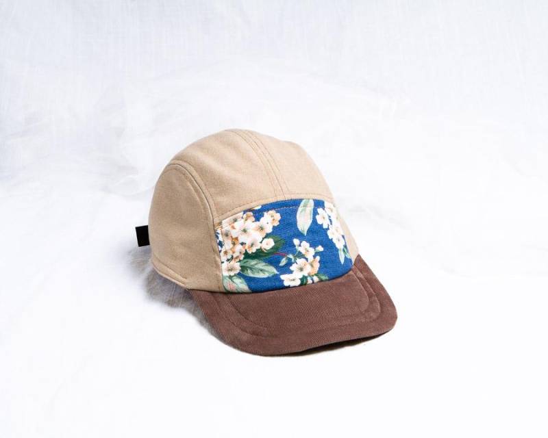 Beige Recycelte Blumenmütze  La Floréale // Limitierte Auflage, Handgefertigte Mütze Aus Recyceltem Material Für Erwachsene Und Kinder von LeSousBois