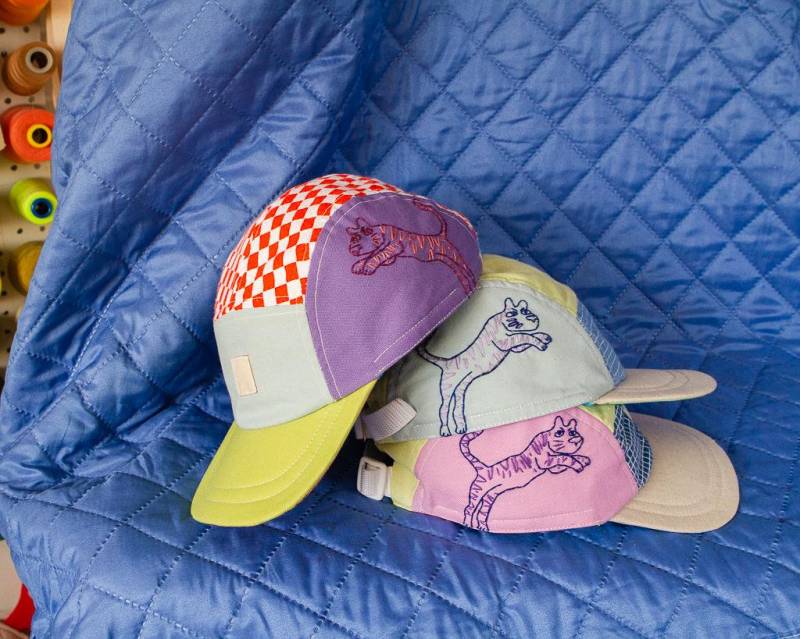 Die Tiger-Estickte // Einzigartige Handbestickte Upcycling-Kappe  Recycelte Stoffe, Hergestellt in Quebec, Tigerstickerei Von Une Raton Die Tiger-Estickte // Einzigartige Handbestickte Upcycling-Kappe  Recycelte Stoffe, Hergestellt in Quebec, Tigerstickerei Von Une Raton von LeSousBois