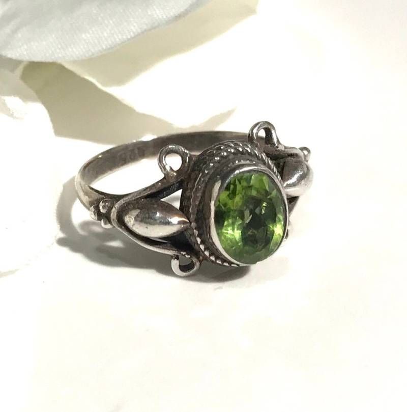 Peridot Ring, Größe 7 Oval Facettierter Ring - Grüner Edelstein Handgemachter Sterling Silber Heilstein von LeVintageAdvantage