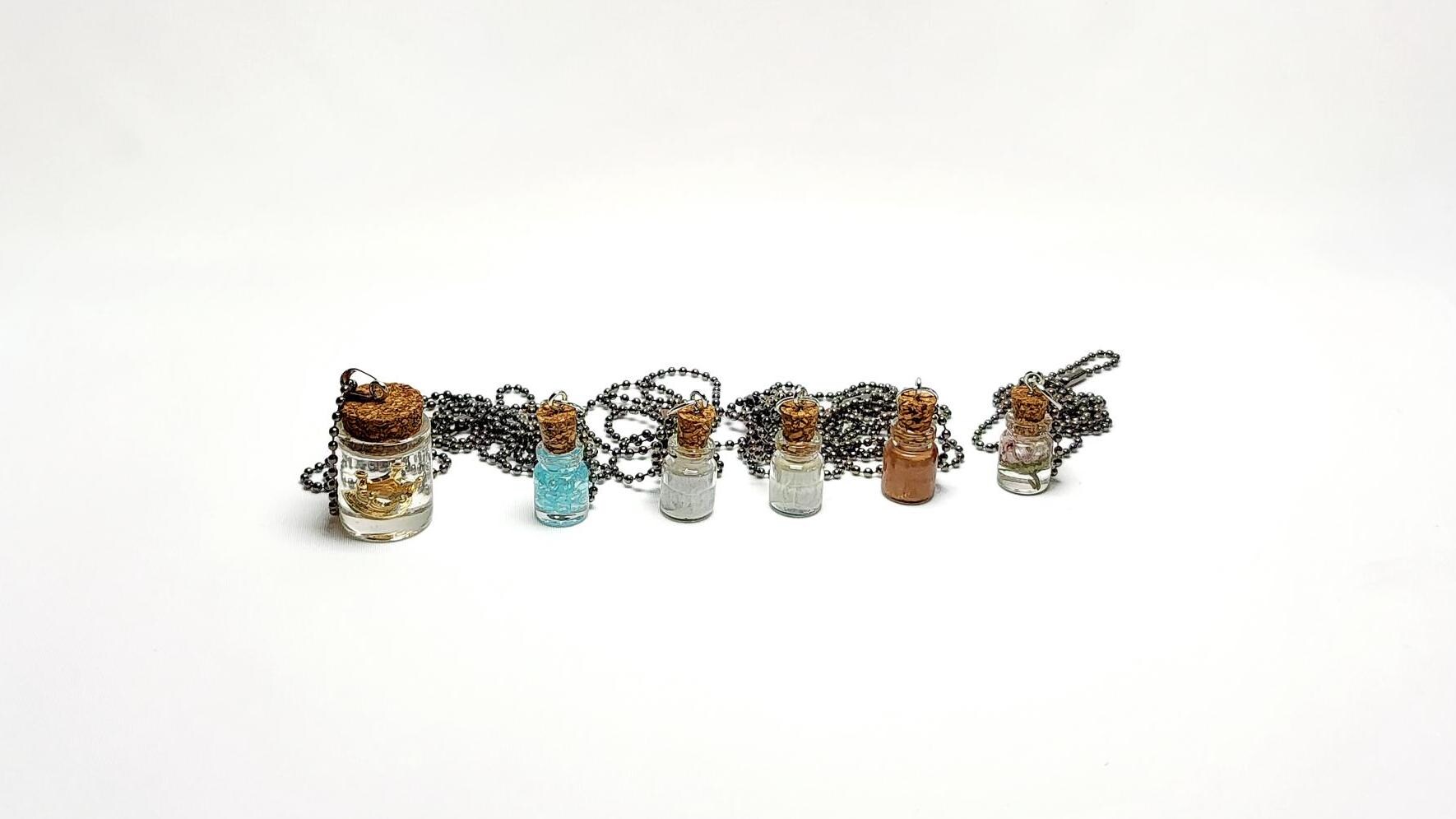 Anhänger Aus Harz, Epoxidharz, Kleines Glas, Schwarze Kugelkette, Krone, Blüte von LeWalterKeramik