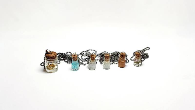 Anhänger Aus Harz, Epoxidharz, Kleines Glas, Schwarze Kugelkette, Krone, Blüte Anhänger Aus Harz, Epoxidharz, Kleines Glas, Schwarze Kugelkette, Krone, Blüte von LeWalterKeramik