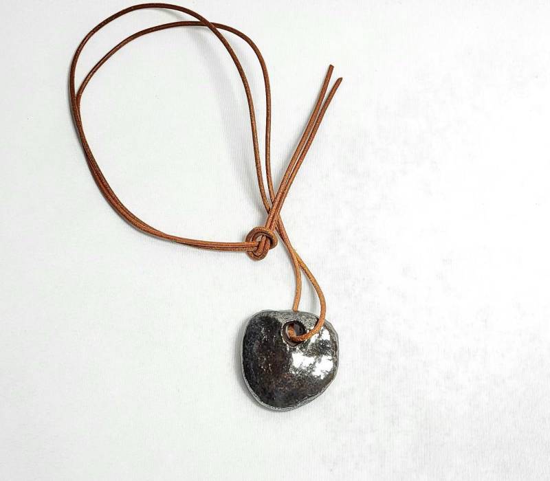 Anhänger Mit Lederband/Bronzefarben /Keramikanhänger von LeWalterKeramik