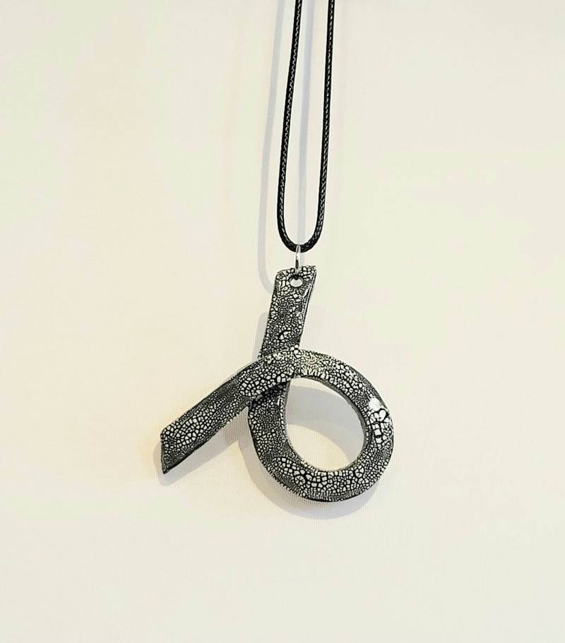 Keramik Anhänger/Keramik Halskette/Schwarz-Weiß/Gewachste Baumwollkette/Kringel von LeWalterKeramik