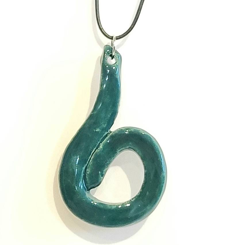 Keramik Anhänger/Petroleum-Grün/Schwarzes Echtlederband/Kringel von LeWalterKeramik