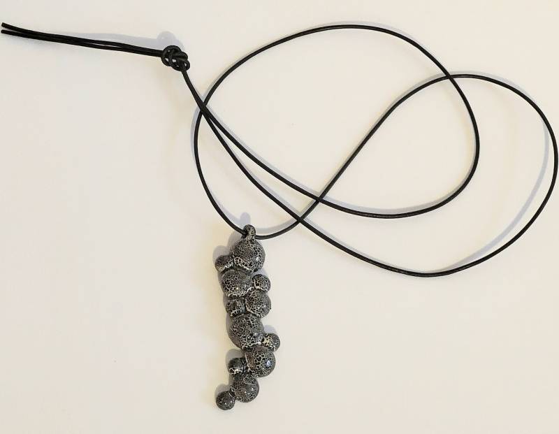 Keramik Anhänger/Schwarz-Weiß/Kuller/ Verstellbares Echtlederband von LeWalterKeramik