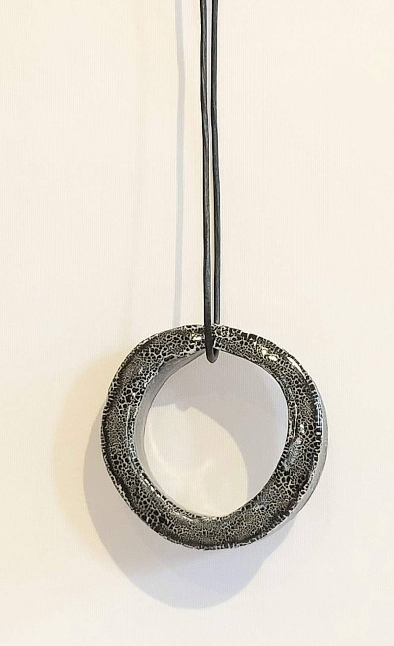 Keramik Anhänger/Schwarz-Weißer Anhänger/Schwarzes Echtlederband von LeWalterKeramik