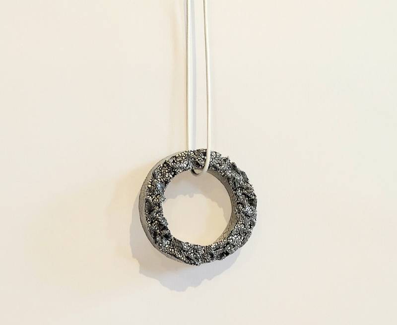 Keramikanhänger/Schwarz-Weißer Anhänger, Mit Echtlederkette, Ausgefallener Großer Anhänger Keramikanhänger/Schwarz-Weißer Anhänger, Mit Echtlederkette, Ausgefallener Großer Anhänger von LeWalterKeramik