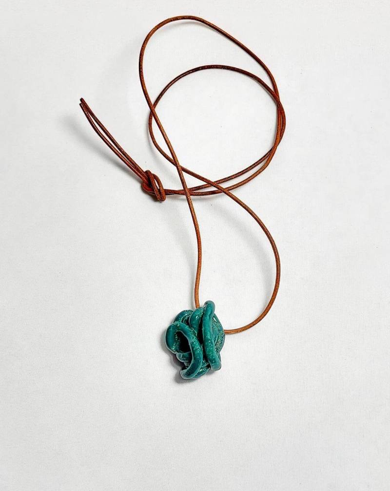 Ungewöhnlicher Anhänger Mit Lederband/Keramik, Wollknäuel von LeWalterKeramik