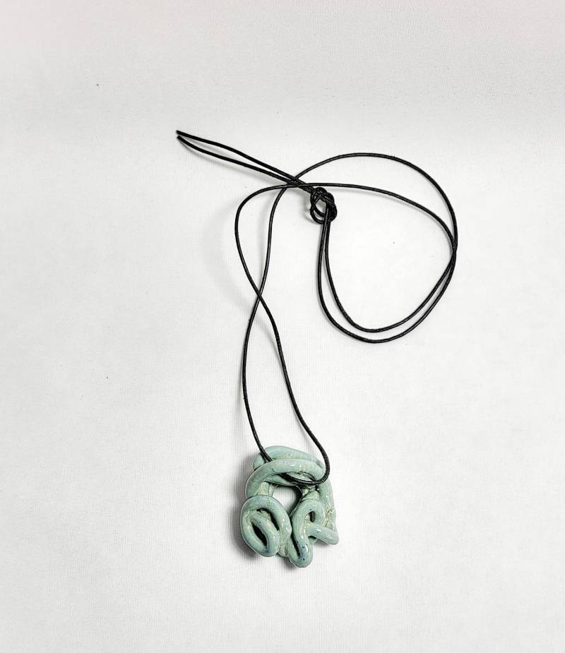 Ungewöhnlicher Anhänger Mit Lederband , Keramik, Wollknäuel von LeWalterKeramik