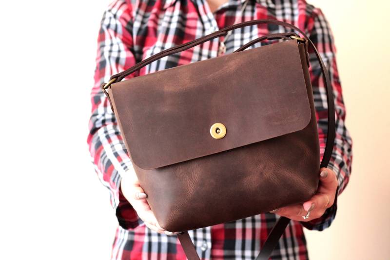 Dunkelbraune Leder Crossbody Bag Handgemachte Vintage Rindsleder Geldbörse von LeWooDesign