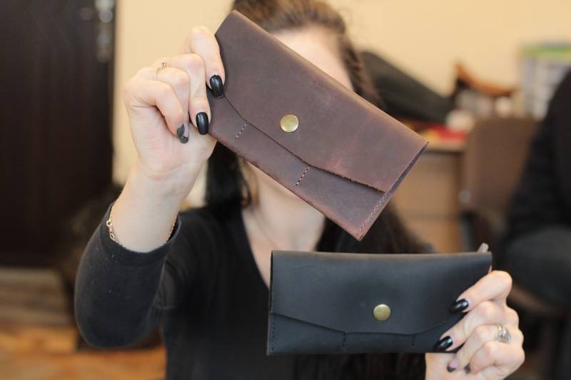 Personalisierte Leder Bifold Brieftasche | Druckknopfverschluss, Kartenfächer von LeWooDesign