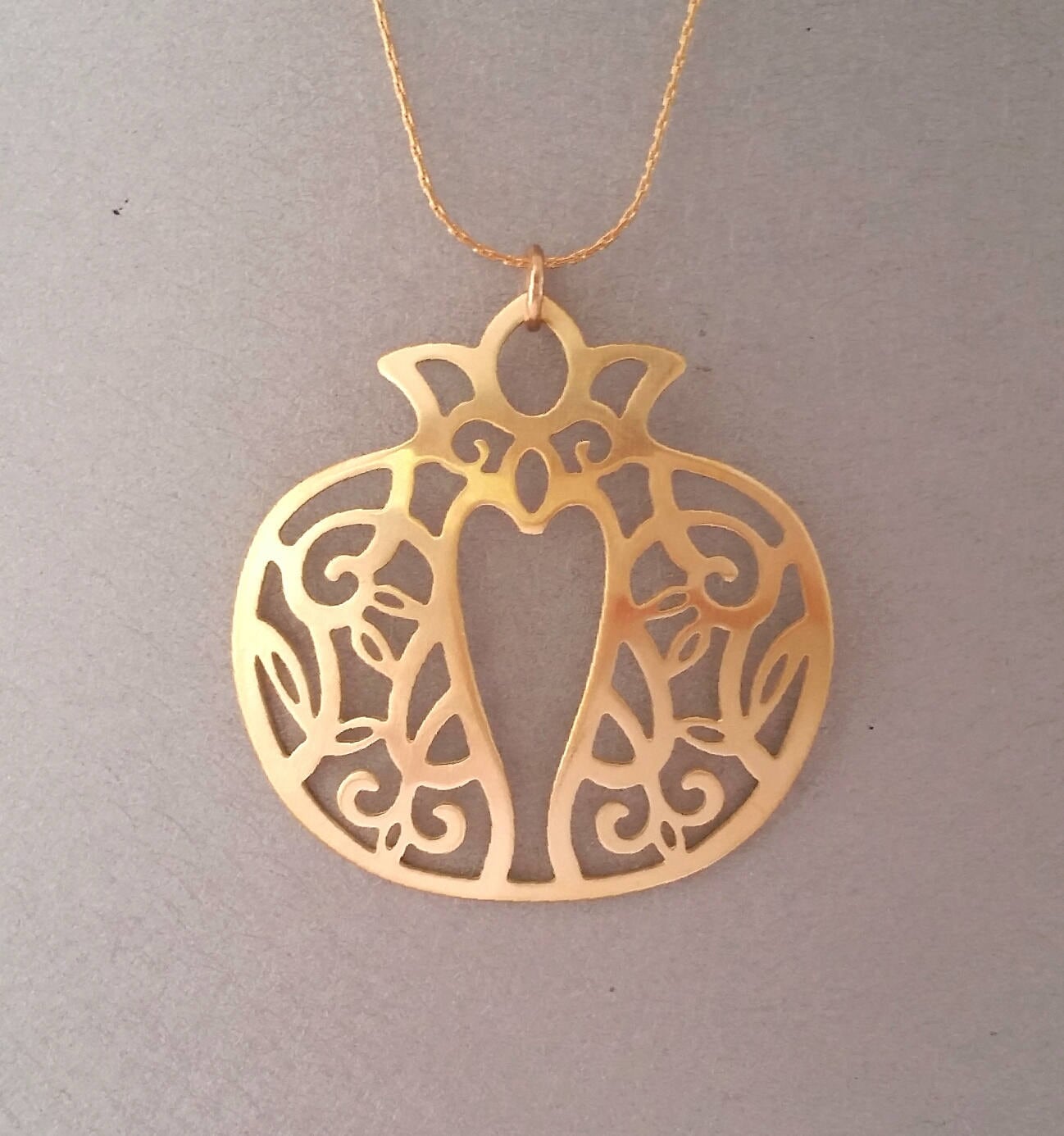 Granatapfel Herz Gold Anhänger, Valentinstag Geschenk, Liebe Und Glück Symbol Filigran Schmuck Natur Inspiriert Granatapfel Herz Gold Anhänger, Valentinstag Geschenk, Liebe Und Glück Symbol Filigran Schmuck Natur Inspiriert von LeaBenArye