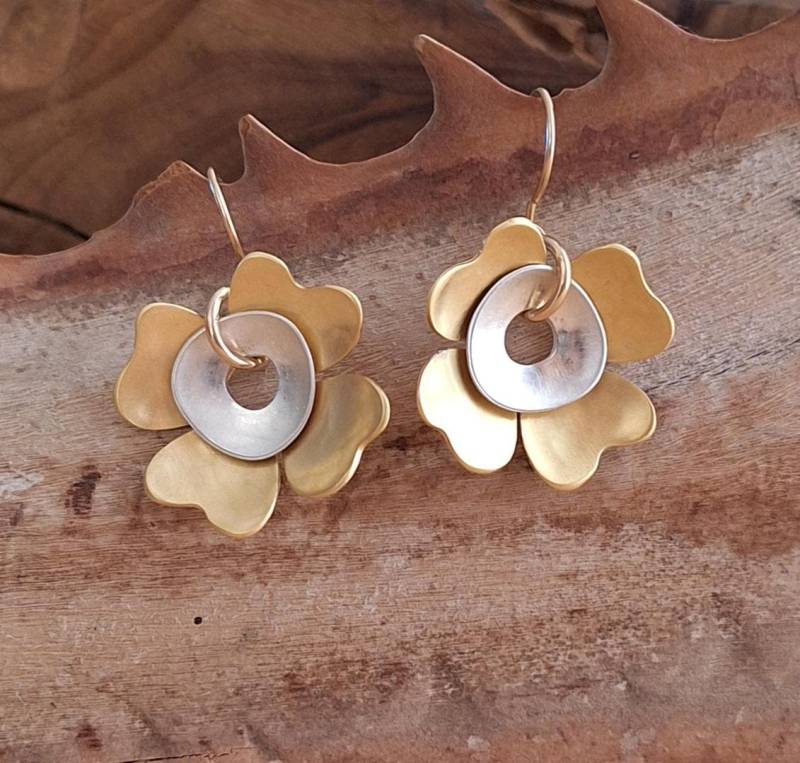 Vier Kleeblatt Gold Und Silber Ohrringe Symbol Des Glücks Natur Inspiriert Blumenohrring Handgefertigt in Israel Vier Kleeblatt Gold Und Silber Ohrringe Symbol Des Glücks Natur Inspiriert Blumenohrring Handgefertigt in Israel von LeaBenArye